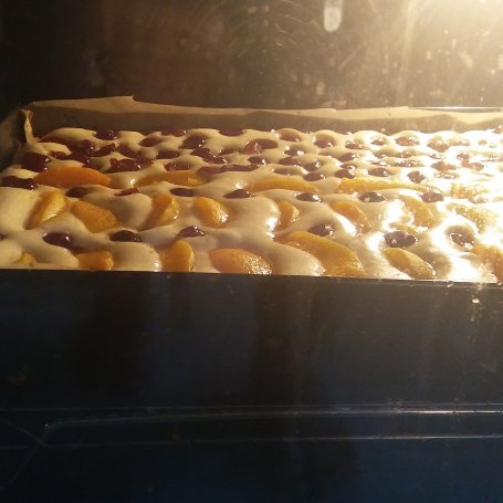 Krok 5 - Ciasto jogurtowe z owocami foto
