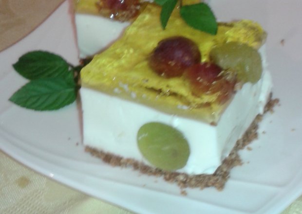 Fotografia przedstawiająca Ciasto jogurtowe z winogronami