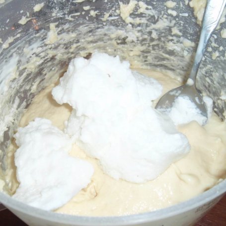 Krok 6 - Ciasto jogurtowe ze śliwkami. foto