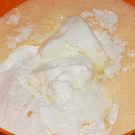 Krok 3 - Ciasto jogurtowe ze śliwkami foto