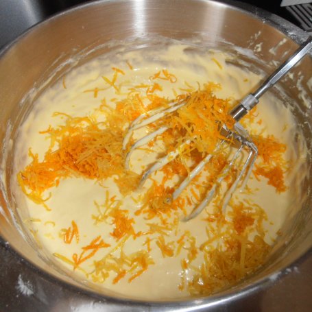 Krok 2 - Ciasto jogurtowo-pomarańczowe foto