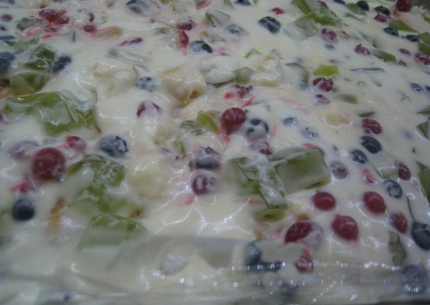 Fotografia przedstawiająca Ciasto jogurtowo-śmietanowe z owocami