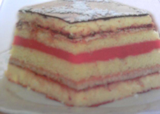 Fotografia przedstawiająca ciasto jubileuszowe
