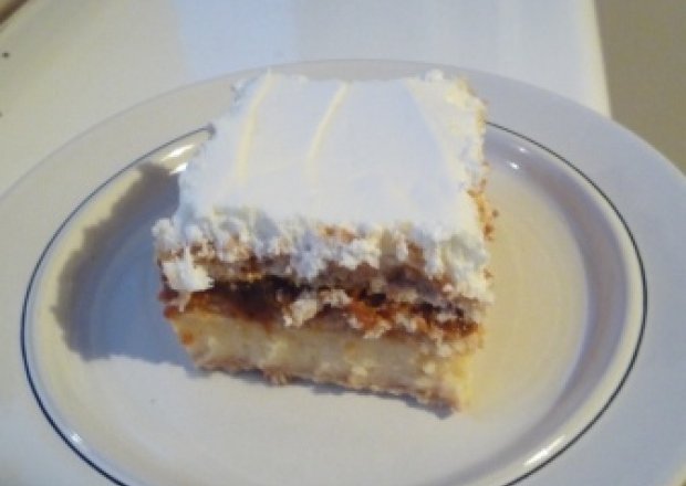 Fotografia przedstawiająca ciasto kajmakowe z krakersami