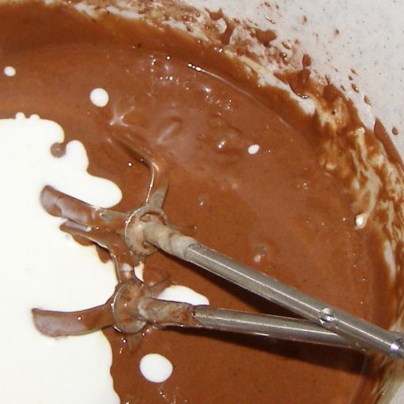 Krok 2 - Ciasto kakaowe na oleju i maślance z pianką bezową foto