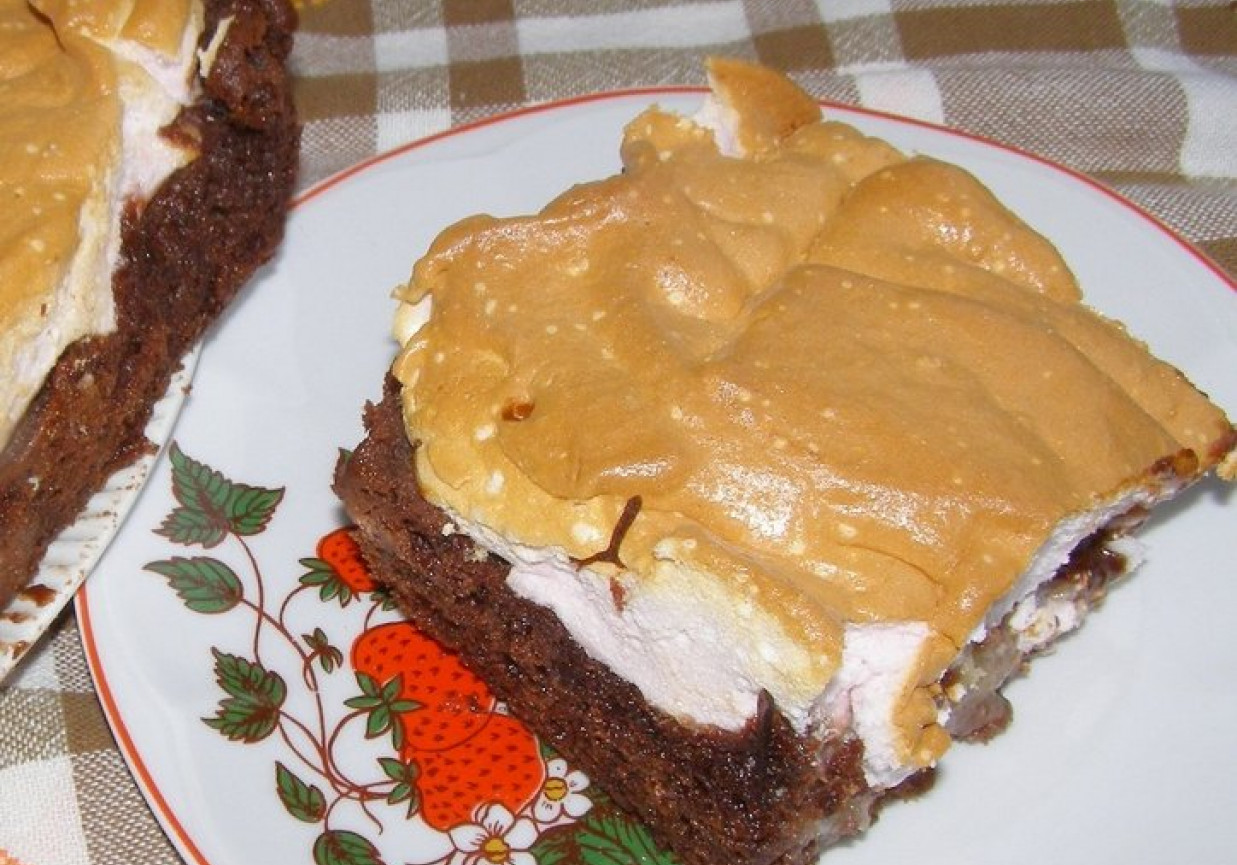 Ciasto kakaowe na oleju i maślance z pianką bezową foto