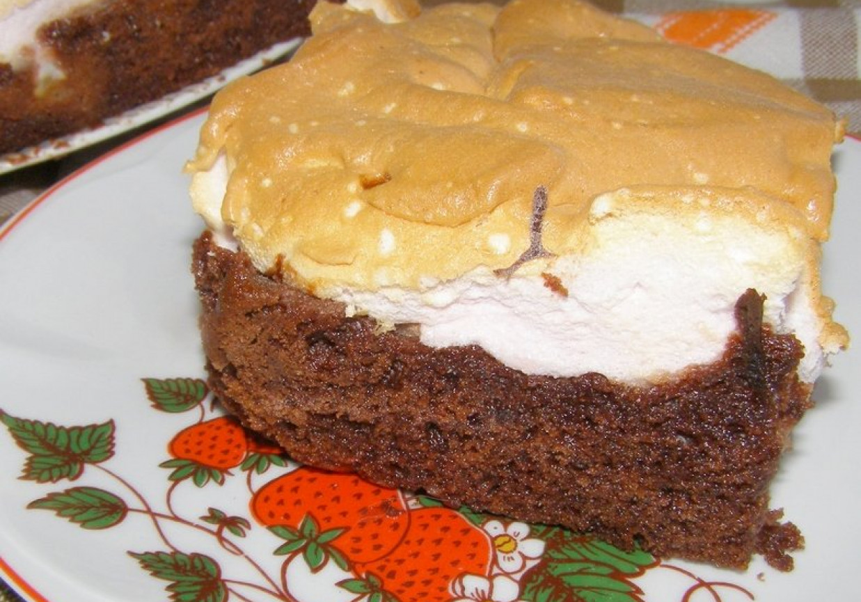 Ciasto kakaowe na oleju i maślance z pianką bezową foto