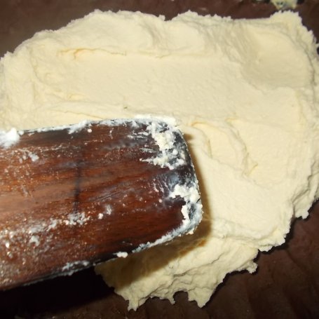 Krok 4 - Ciasto kakaowe z brzoskwiniami foto
