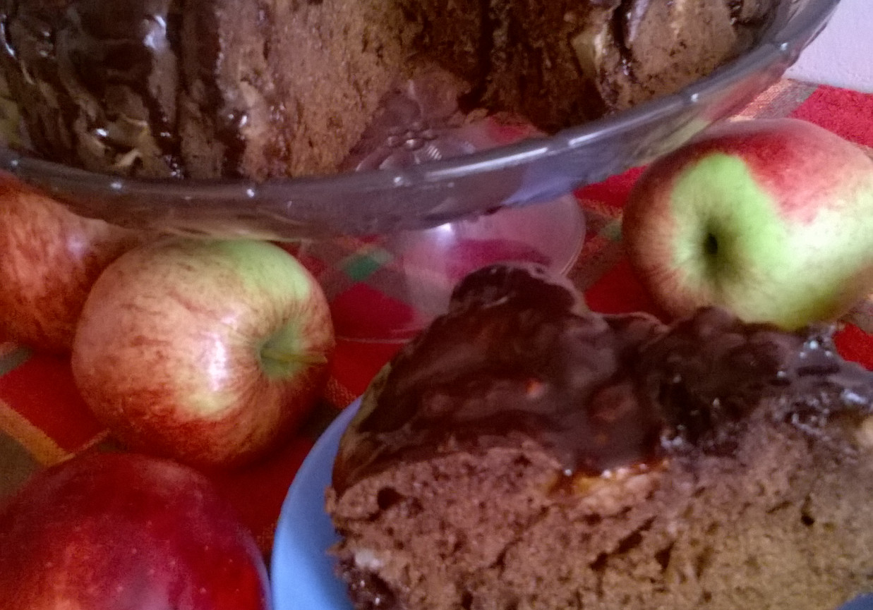 Ciasto kakaowe z jabłkami foto