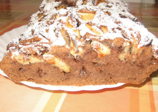 Fotografia przedstawiająca Ciasto kakaowe z jabłkami