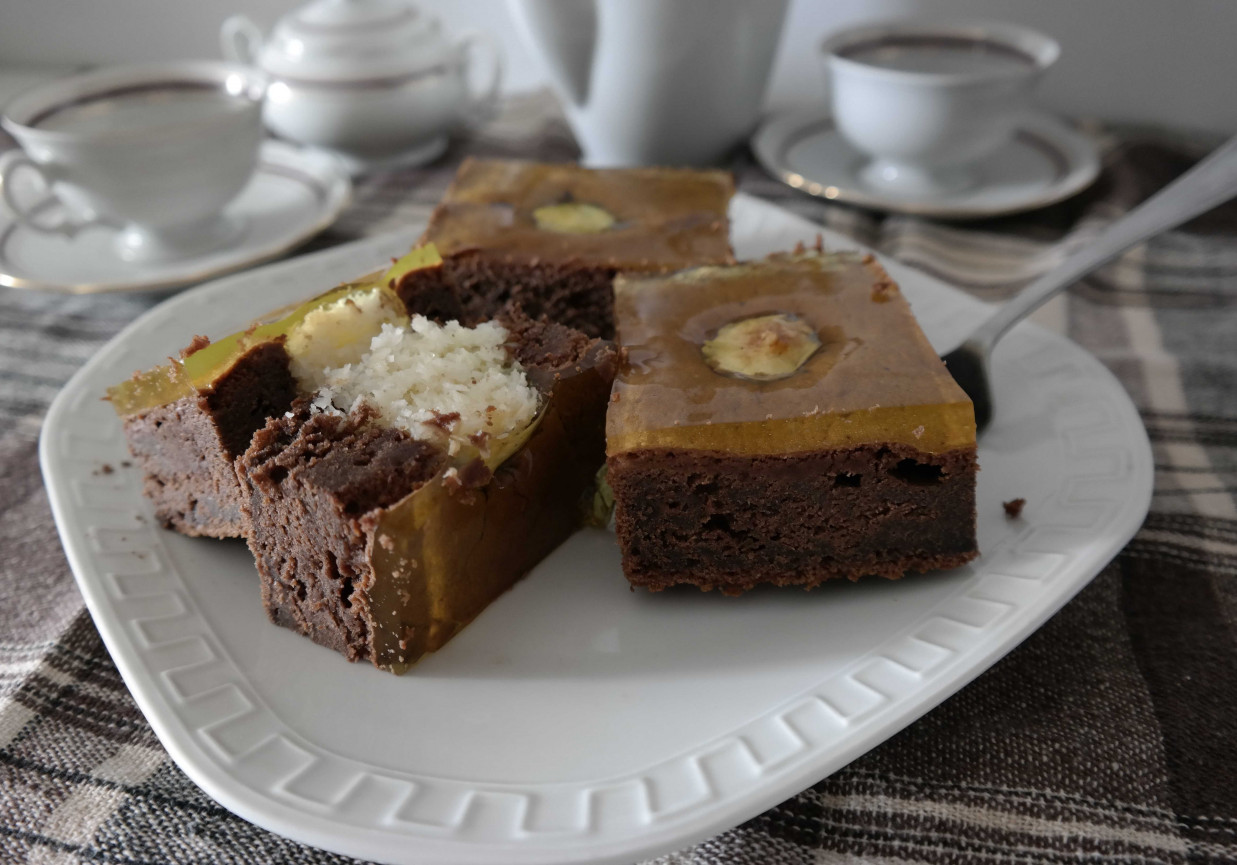 Ciasto kakaowe z kokosowymi kulkami foto