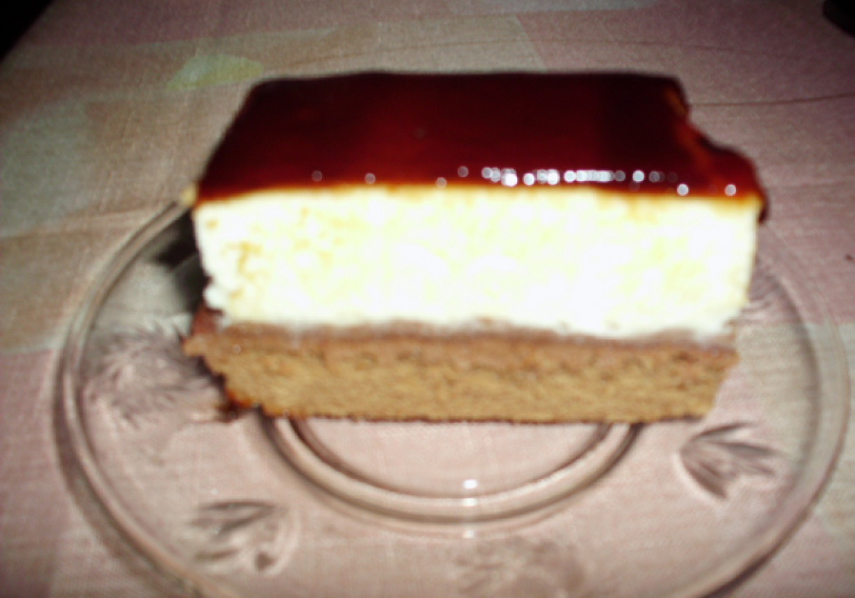 Ciasto kakaowe z kremem waniliowym foto