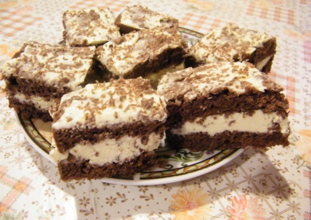 Fotografia przedstawiająca ciasto kakaowe z kremem