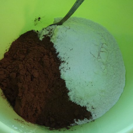 Krok 2 - Ciasto kakaowe z kuskusem i borówkami foto