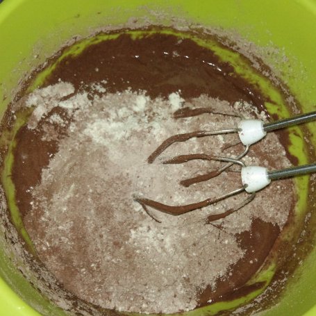 Krok 5 - Ciasto kakaowe z kuskusem i borówkami foto