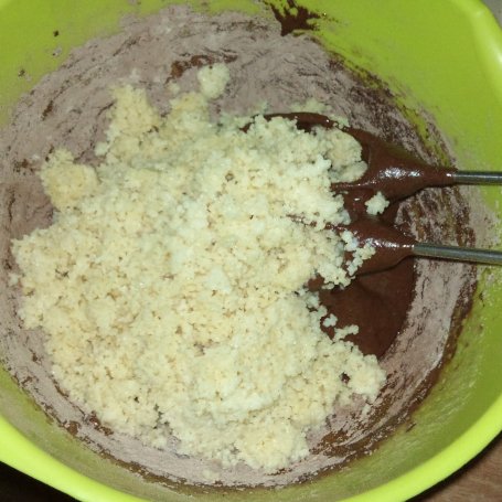 Krok 6 - Ciasto kakaowe z kuskusem i borówkami foto