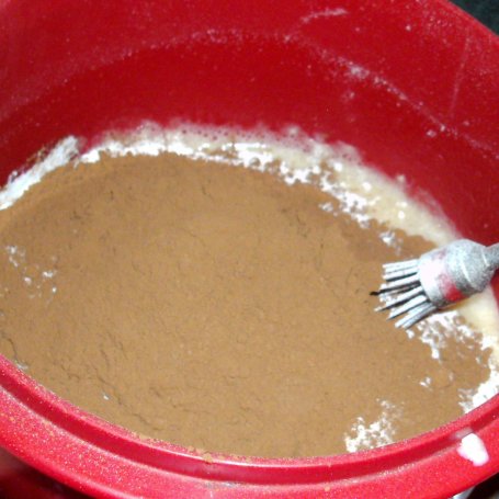 Krok 2 - ciasto kakaowe z malinami i śmietaną galaretkową... foto