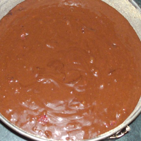 Krok 4 - ciasto kakaowe z malinami i śmietaną galaretkową... foto