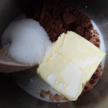 Krok 1 - Ciasto kakaowe z masą i mleczną pianką foto