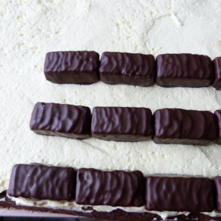 Krok 2 - Ciasto kakaowe z masą i mleczną pianką foto