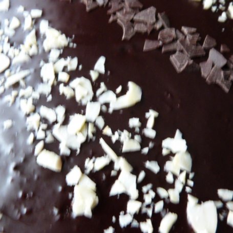 Krok 4 - Ciasto kakaowe z masą i mleczną pianką foto