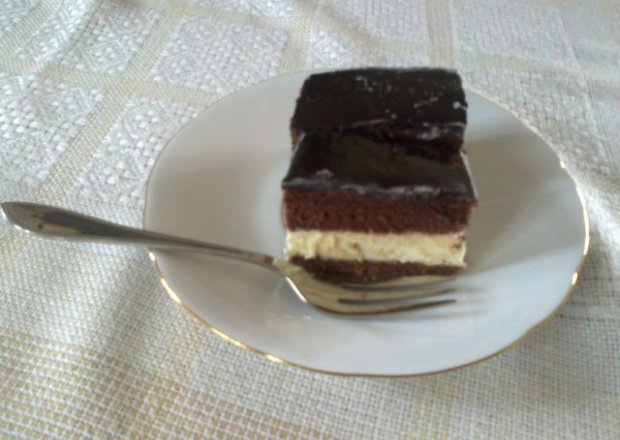 Fotografia przedstawiająca Ciasto kakaowe z mleczną masą
