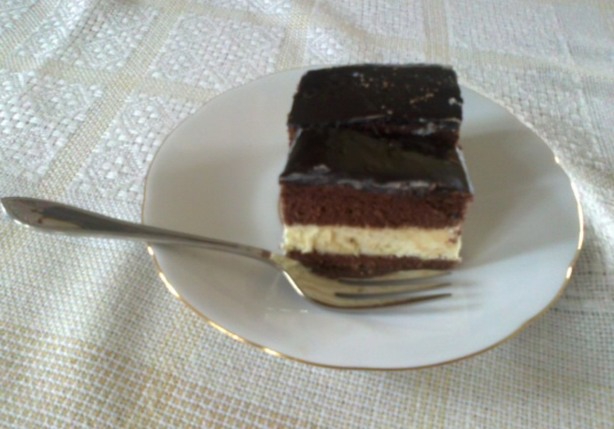 Ciasto kakaowe z mleczną masą foto