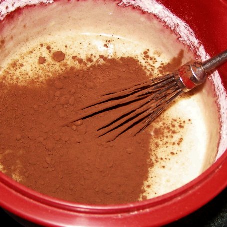 Krok 1 - ciasto kakaowe z owocami i śmietaną galaretkową... foto