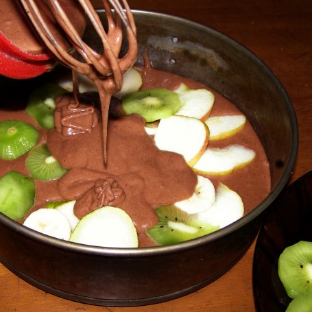 Krok 2 - ciasto kakaowe z owocami i śmietaną galaretkową... foto