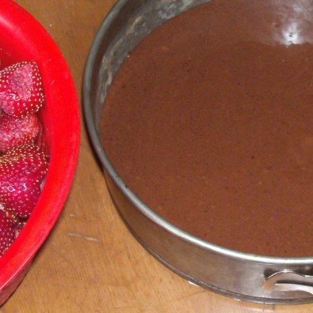 Krok 1 - ciasto kakaowe z truskawkami... foto