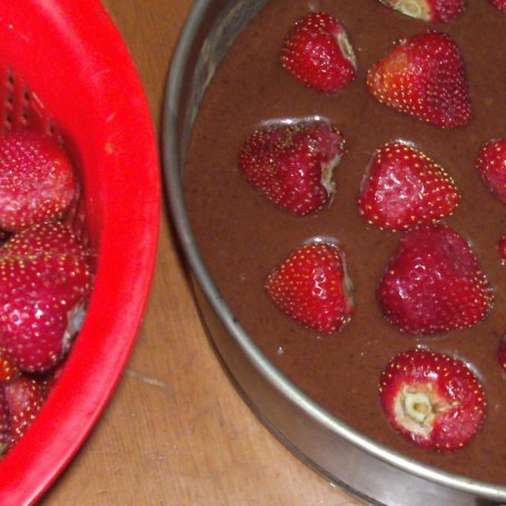 Krok 2 - ciasto kakaowe z truskawkami... foto