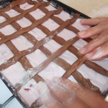 Krok 7 - Ciasto kakaowe z truskawkami foto