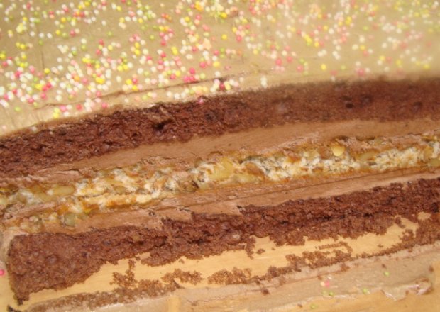Fotografia przedstawiająca ciasto kakaowe z wkładką  orzechowa