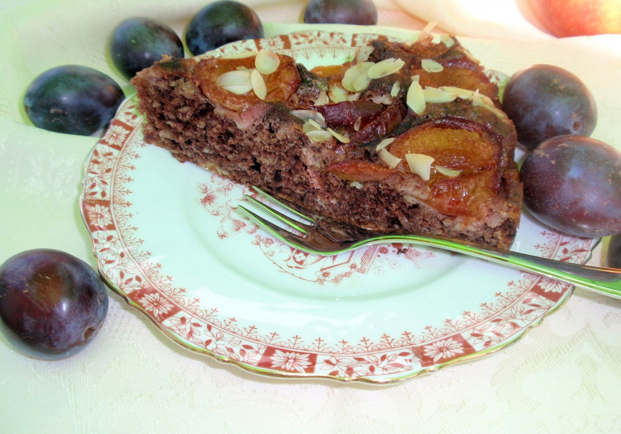 Ciasto kakaowe ze śliwkami foto
