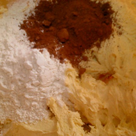 Krok 4 - Ciasto kakaowe ze śliwkami foto