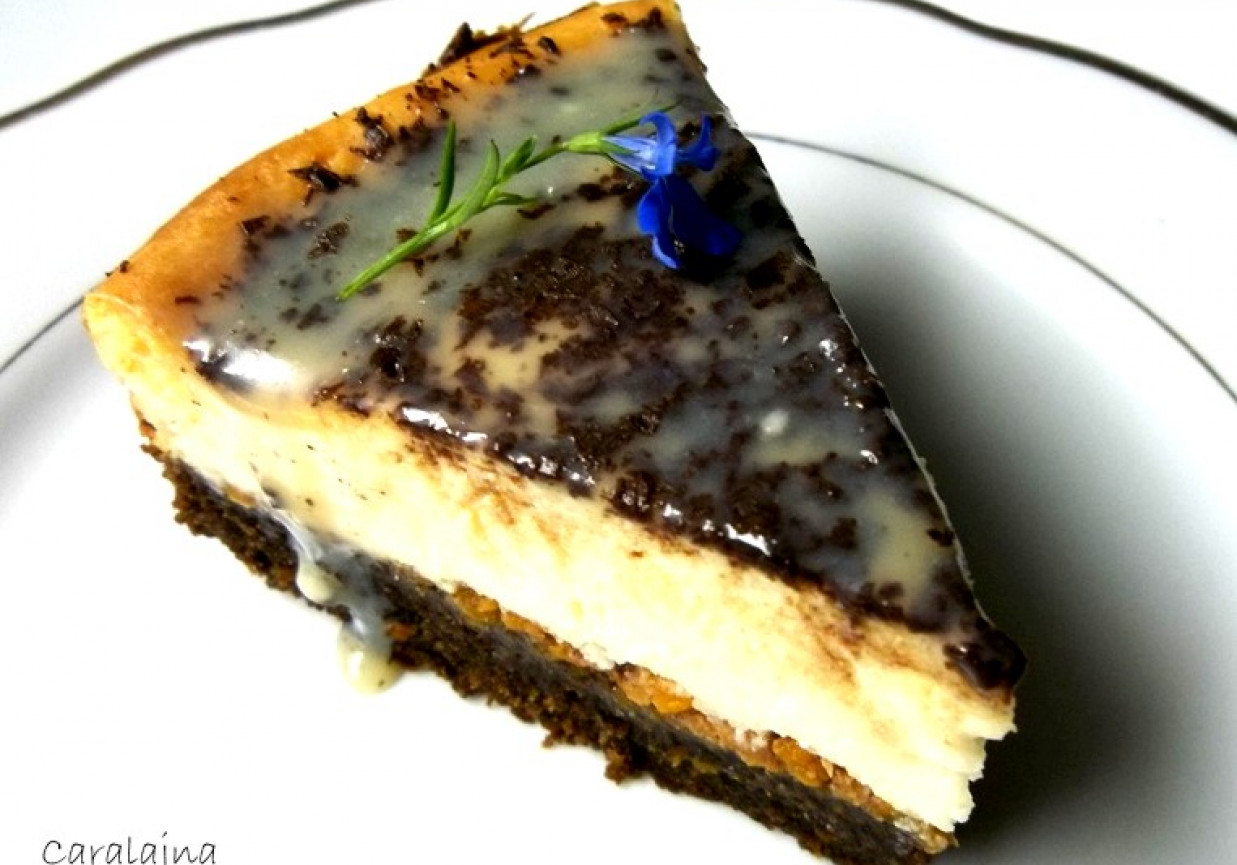ciasto kakaowo marchwiowe z warstwą serową foto