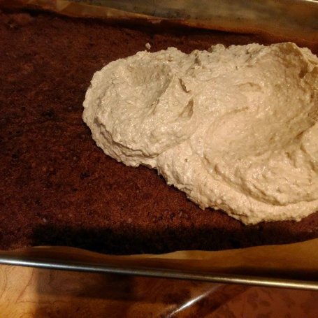 Krok 6 - Ciasto kakaowo-orzechowe z masą śmietankową foto
