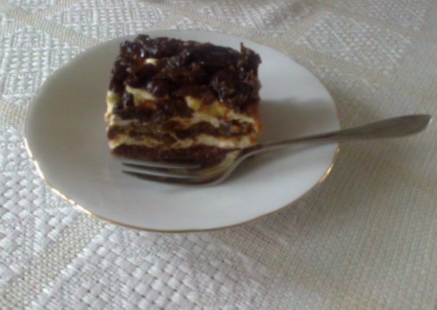 Fotografia przedstawiająca Ciasto kakaowo-orzechowo-śliwkowe