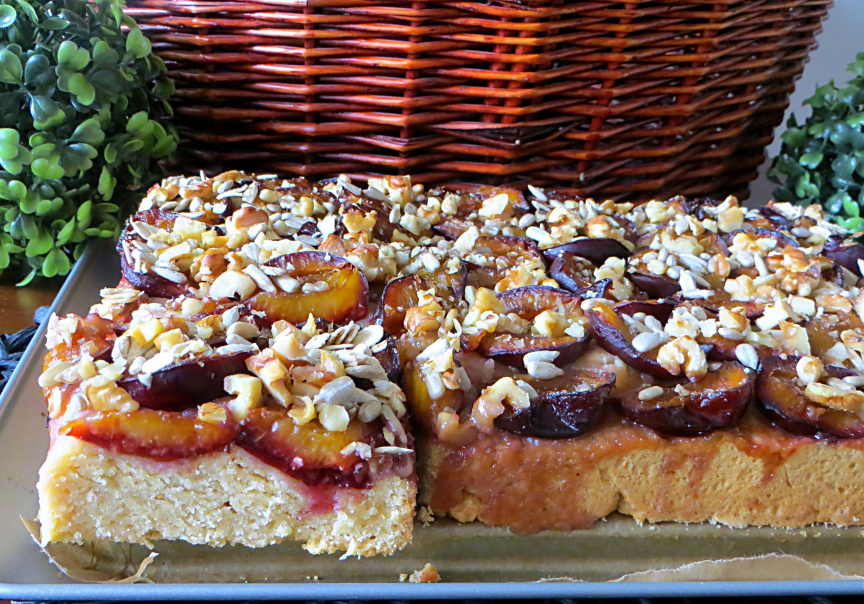 Ciasto kardamonowe ze śliwkami foto