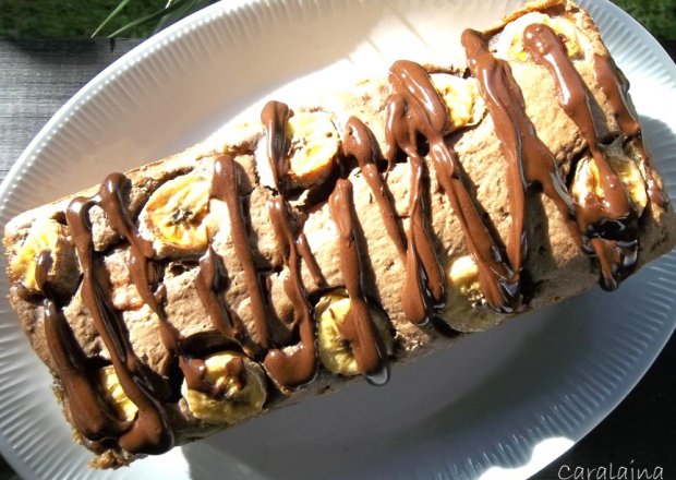 Fotografia przedstawiająca ciasto karmelowo czekoladowe z bananami