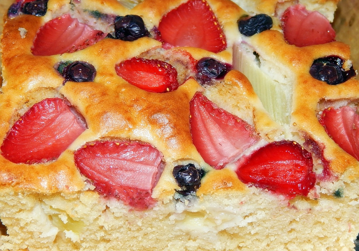 Ciasto kefirowe z owocami na sodzie  foto