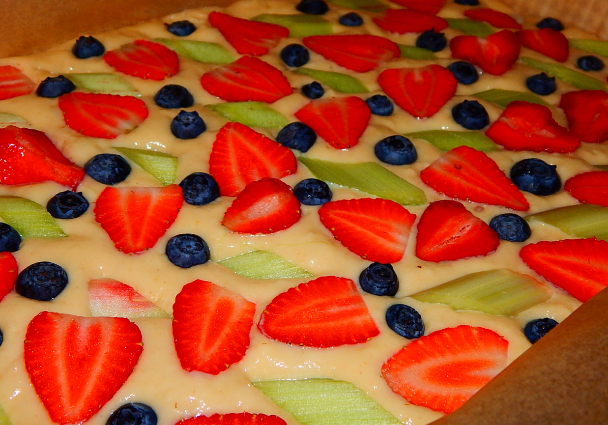 Ciasto kefirowe z owocami na sodzie  foto
