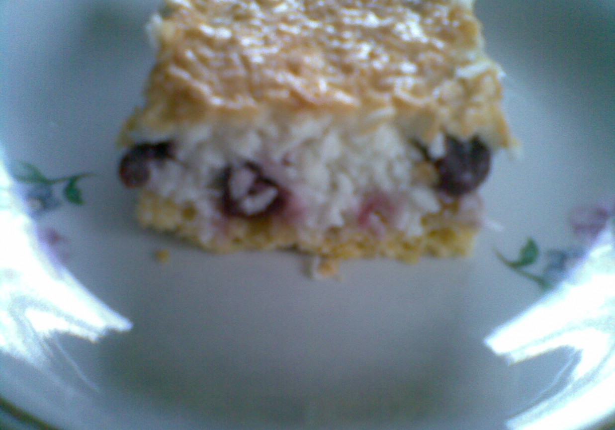 ciasto kokosowe z wiśniami foto