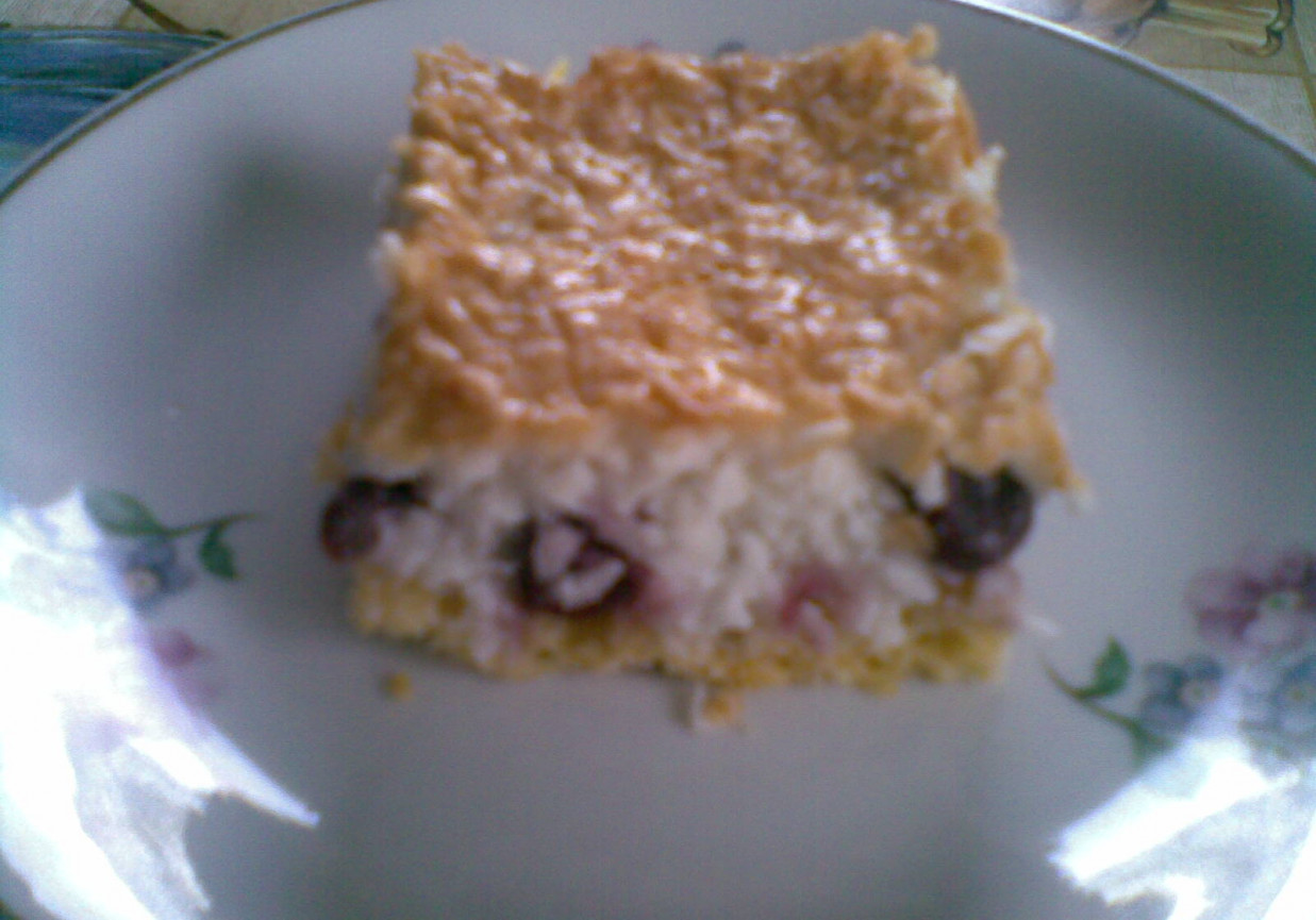 ciasto kokosowe z wiśniami foto