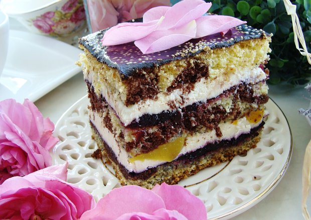 Fotografia przedstawiająca Ciasto kolorowe z brzoskwiniami
