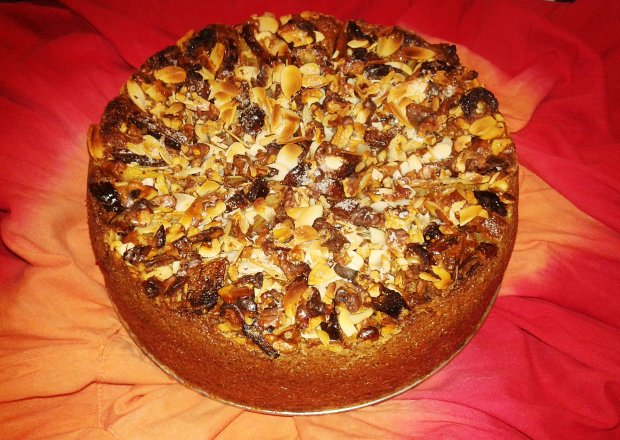 Fotografia przedstawiająca Ciasto korzenne z daktylami i gruszkami na mące żytniej