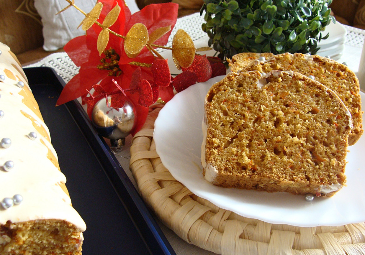 Ciasto korzenne z marchewką i bakaliami foto