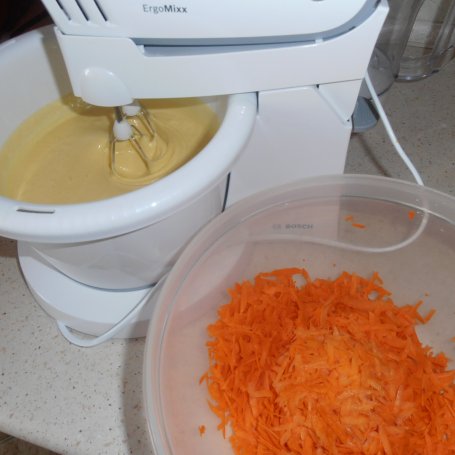 Krok 1 - Ciasto korzenne z marchewką i bakaliami foto