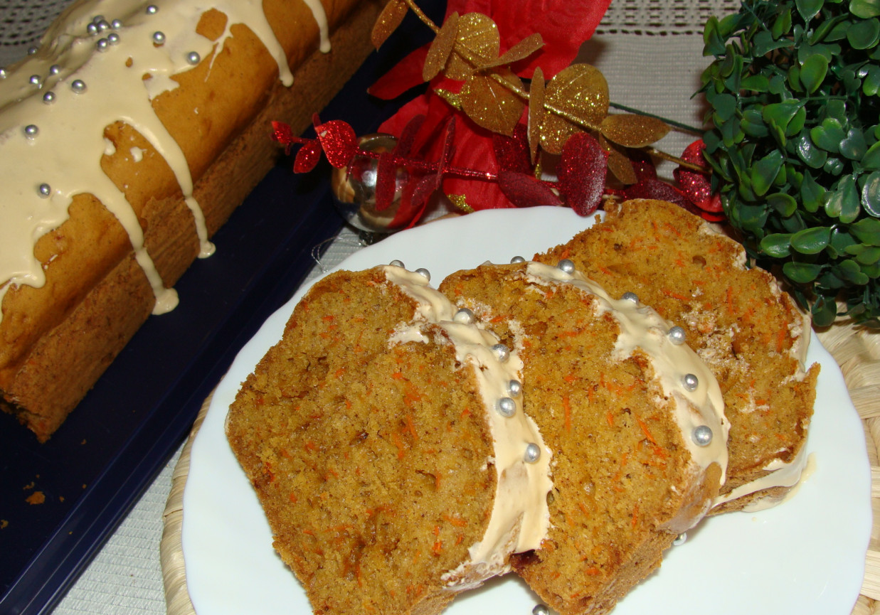 Ciasto korzenne z marchewką i bakaliami foto