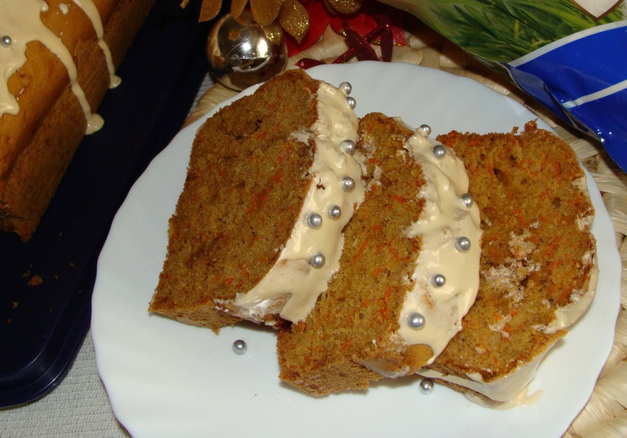 Ciasto korzenne z marchewką i bakaliami foto